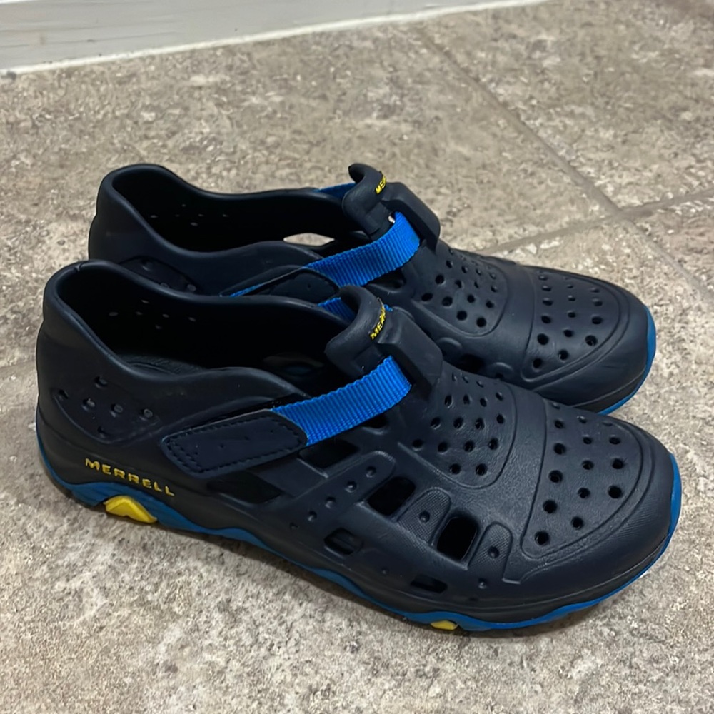Merrell youth size 4 water shoes/sandals